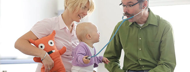 Dr. Brunnhölz in der Kinderarztpraxis Pasing