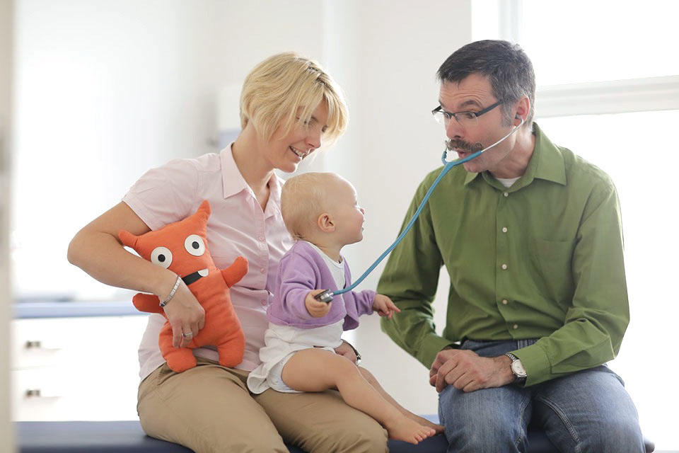 Dr. Brunnhölz in der Kinderarztpraxis Pasing