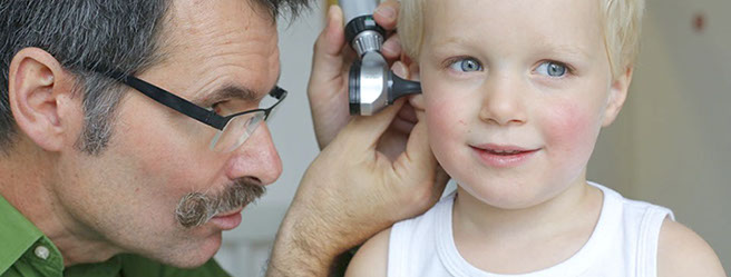 Dr. Brunnhölz bei der Arbeit in der Kinderarztpraxis Pasing