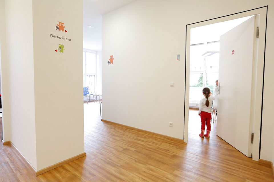 Dr. Grimberg in der Kinderarztpraxis Pasing