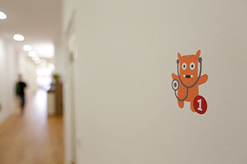 Dr. Grimberg in der Kinderarztpraxis Pasing