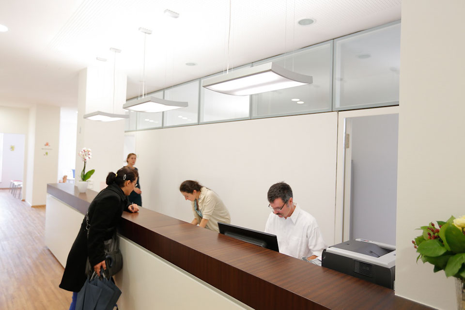 Dr. Grimberg in der Kinderarztpraxis Pasing