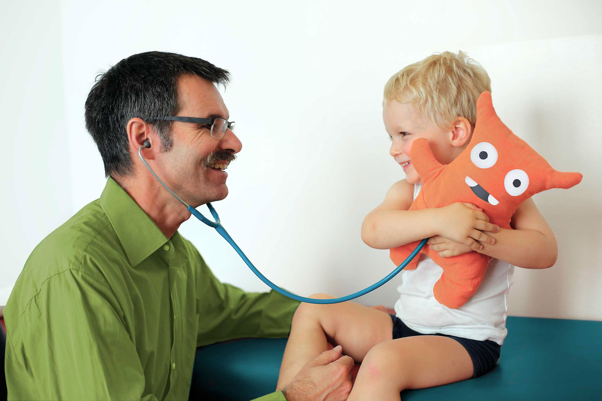 Dr. Grimberg in der Kinderarztpraxis Pasing