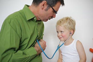 Dr. Grimberg in der Kinderarztpraxis Pasing