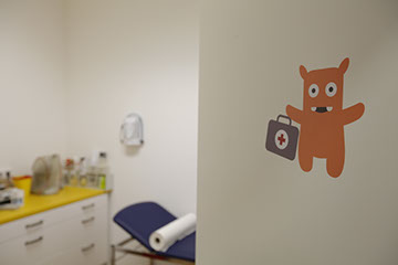 Dr. Grimberg in der Kinderarztpraxis Pasing